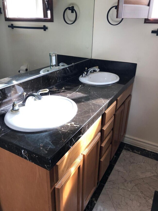 Building Photo - 2022 Plant Ave