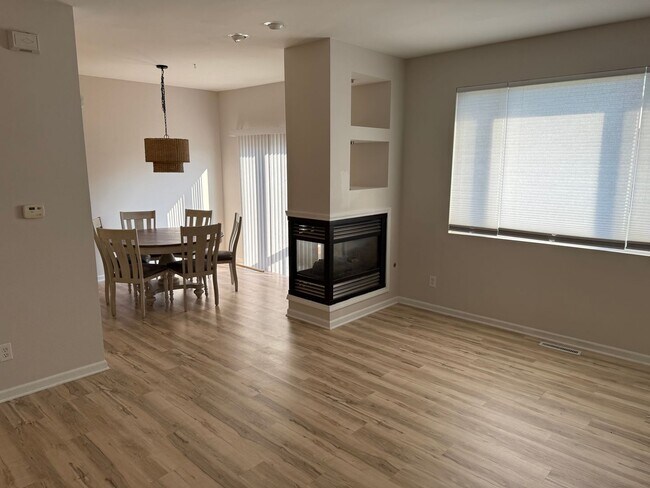 Building Photo - 3 Bedroom Condo Loves Park