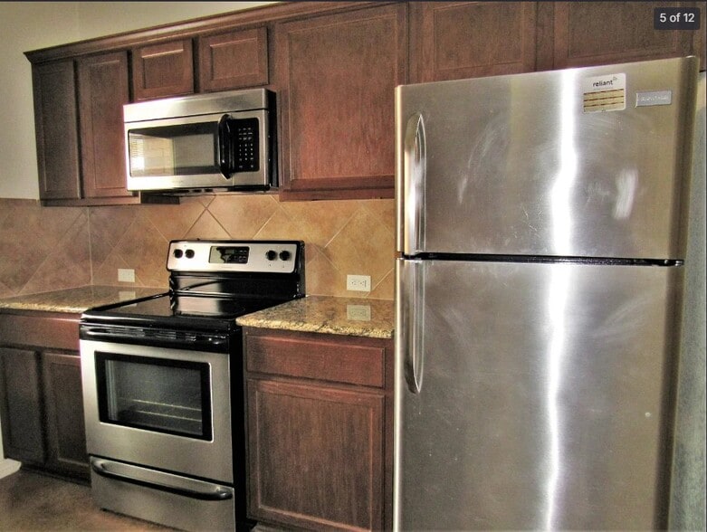 Building Photo - 608 Karey Dr