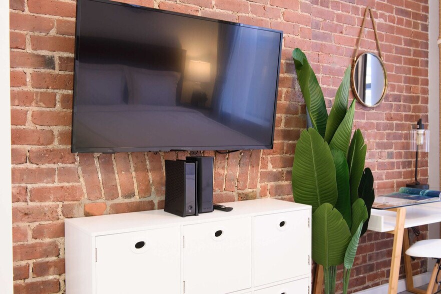 Building Photo - 240e E 75th St