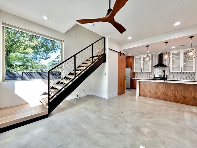 Building Photo - Spacious 2/BR 2.5/BA Modern Home with Abun...