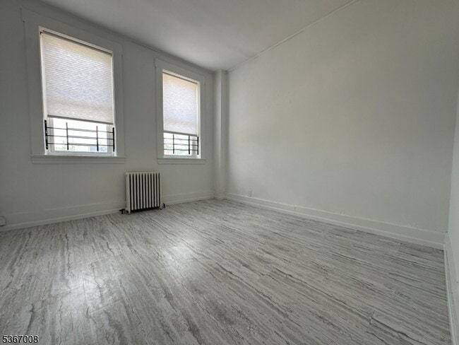 Building Photo - 526 Valley Brook Ave