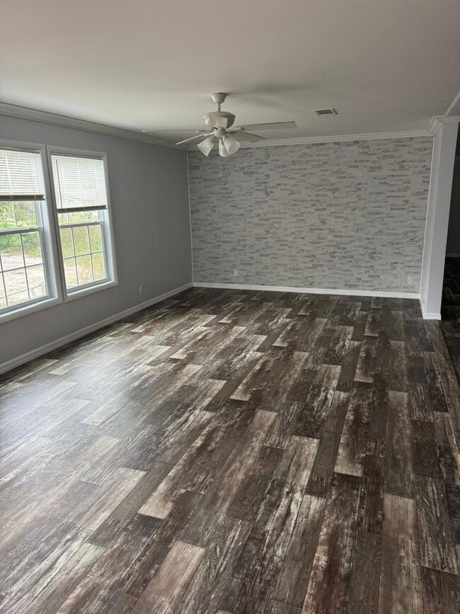 Building Photo - 3/2 Brooksville Available Now ! Apply for FREE This Holiday Season!