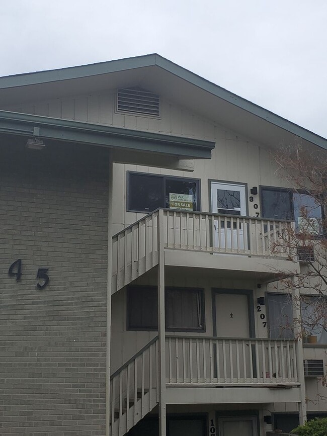 Building Photo - Recently Updated and Spacious 1B / 1B Available for June!