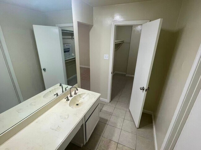 Building Photo - Beautiful 4 Bedroom 2 Bathroom in Plano!