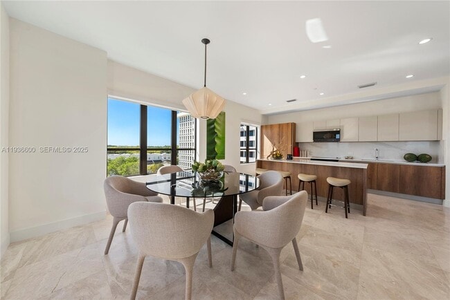 Building Photo - 701 Valencia Ave