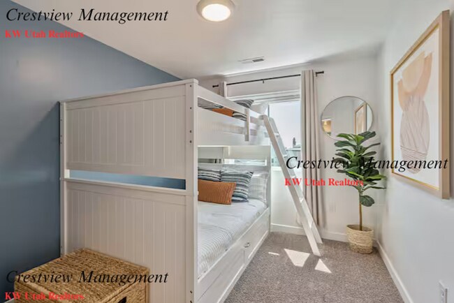 Building Photo - Beautifully Maintained Townhouse in a Prime Location