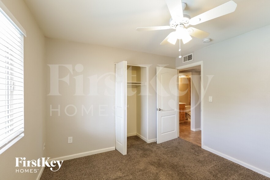 Building Photo - 425 E Julie Dr