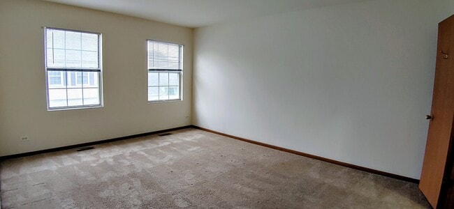 Building Photo - 300 Teak Ln
