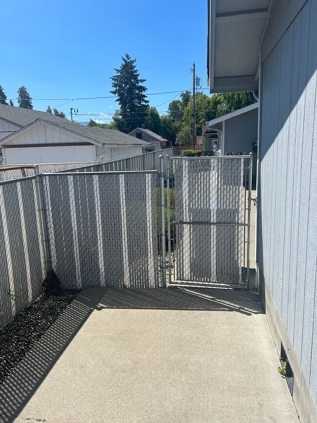 Building Photo - CLEAN SINGLE LEVEL 2 BEDROOM HOME/ WITH DE...