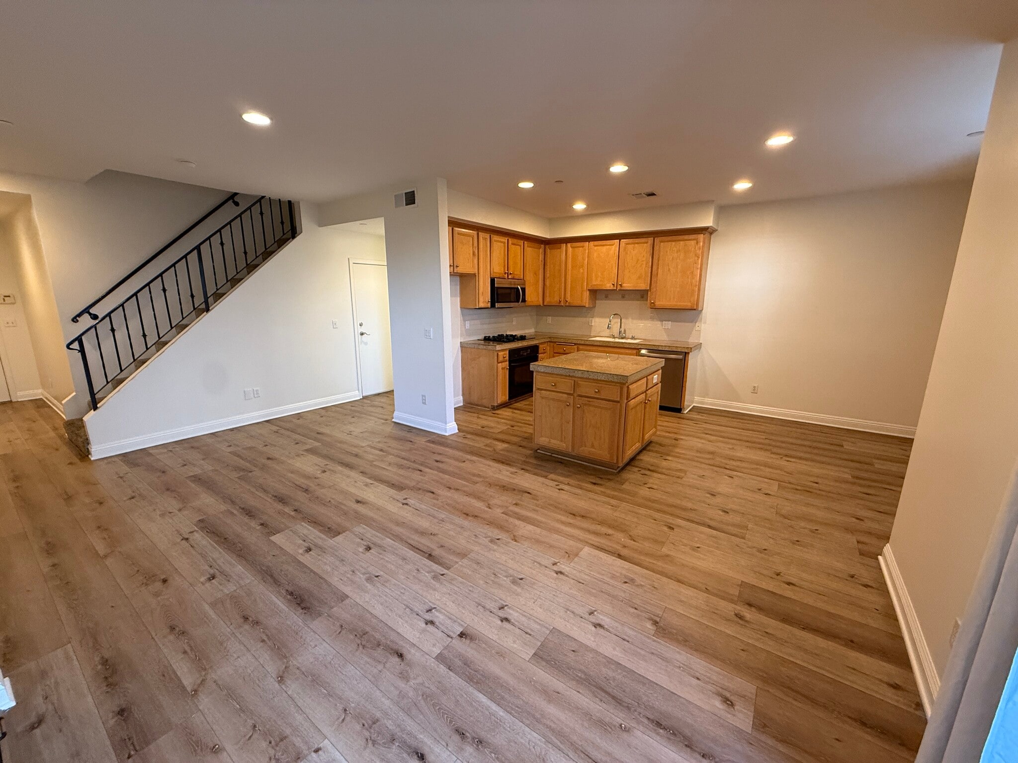 Building Photo - 7132 Farralone Ave