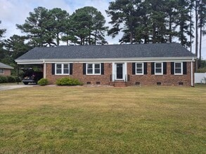 Building Photo - 3 Bedroom 2 Bath