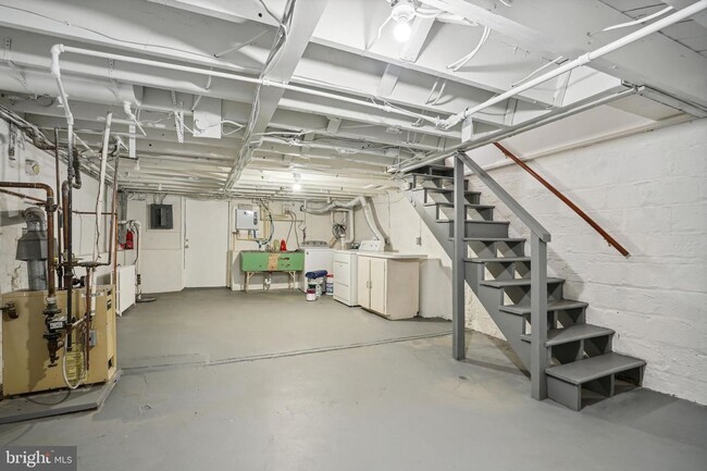 Building Photo - Gorgeous, Sun-lit,Townhouse in Alexandria