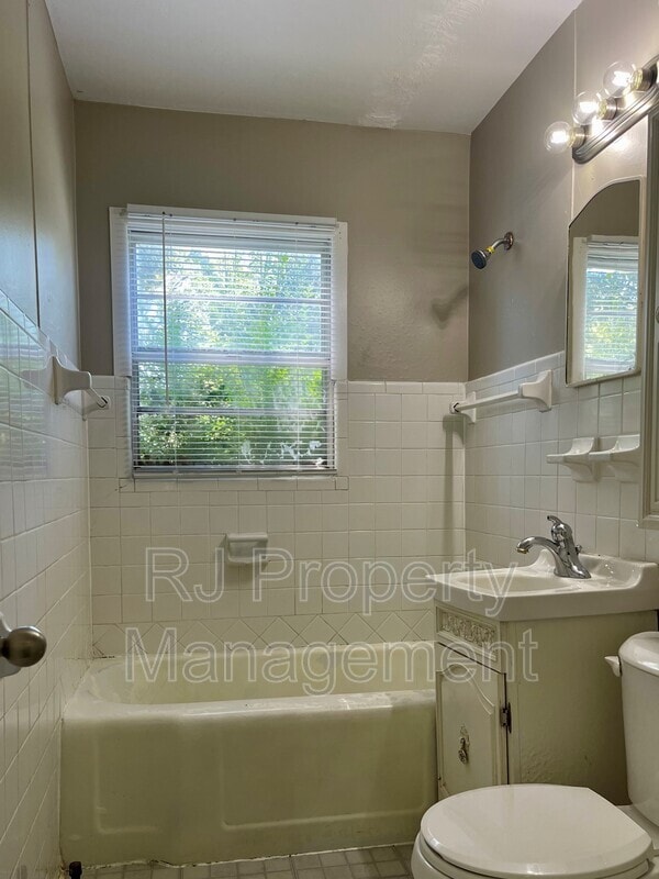 Building Photo - 864 Carrolton Rd