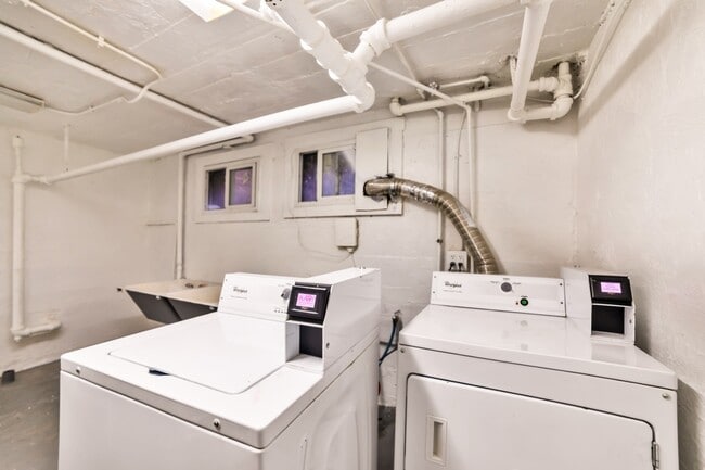 Building Photo - Top Floor Studio In Cap Hill Available NOW!