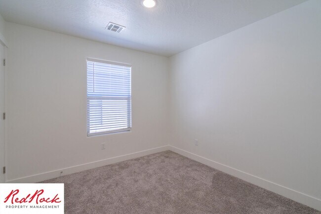 Building Photo - Move In Special - $500 Off First Months Re...