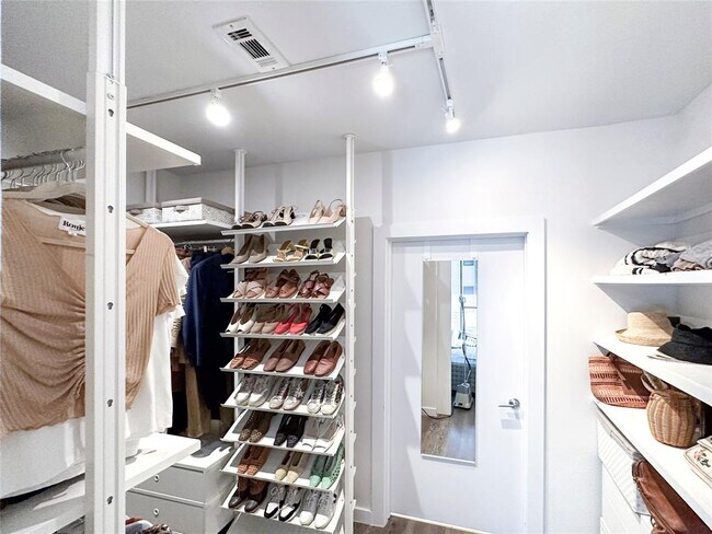 Building Photo - 900 S 1st St