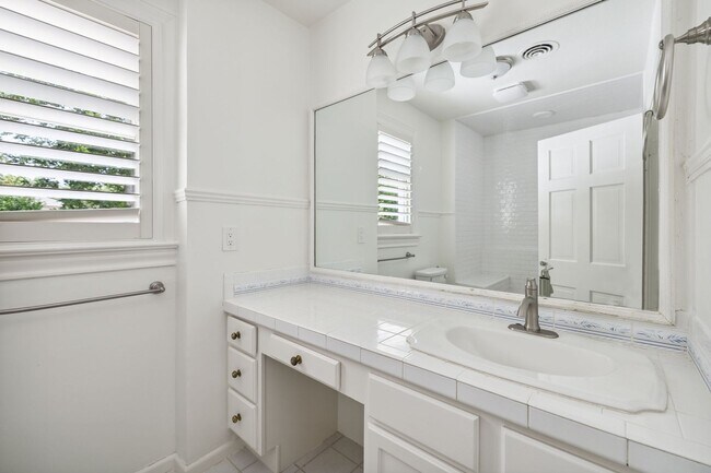 Building Photo - CHARMING 3-BEDROOM IN THE HEART OF ALAMO HEIGHTS
