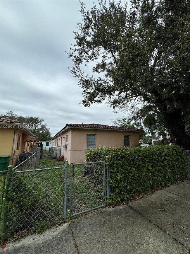 Building Photo - 2652 SW 23rd Ave