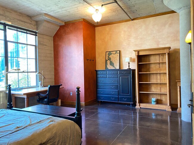 Building Photo - LUXURY TOP-FLOOR 2BR/2.5BA PENTHOUSE LOFT ...