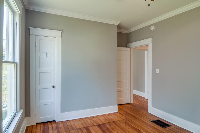 Building Photo - East Nashville Cottage!