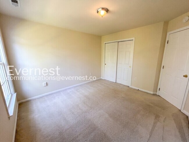 Building Photo - 7 St Stephens Ct