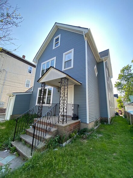 Primary Photo - 88 Irving St