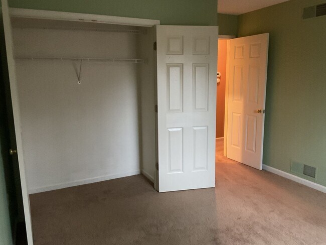 Building Photo - 11 Round Ridge Rd