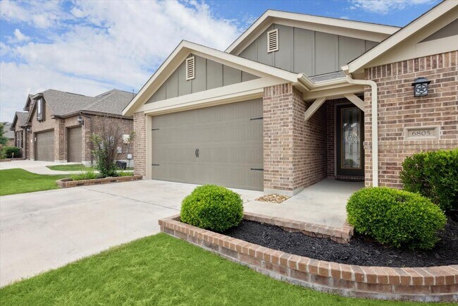 Building Photo - 6805 Leonardo Dr