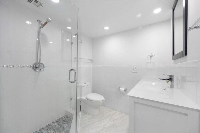 Building Photo - 1620 N Ocean Blvd