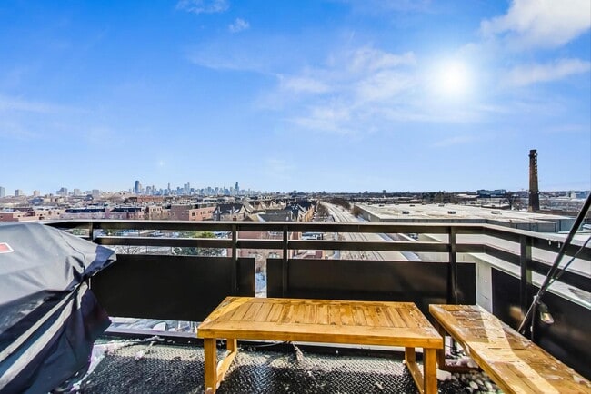 Building Photo - 1735 W Diversey Pkwy