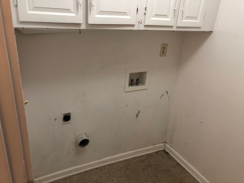 Laundry - 907 La Tourrette Ct