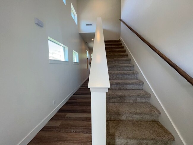 Building Photo - Beautiful Townhouse!