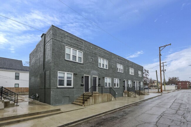 Building Photo - Modern 2BR Townhouse Walk to Downtown All Utilities Included