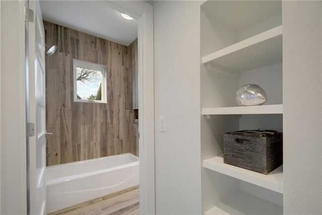 Building Photo - East Austin 2 Bed 2 Bath