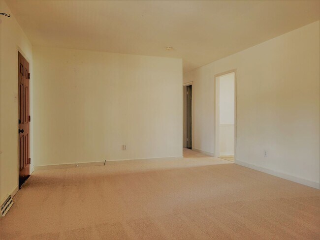 Building Photo - Well maintained large rancher on corner lo...