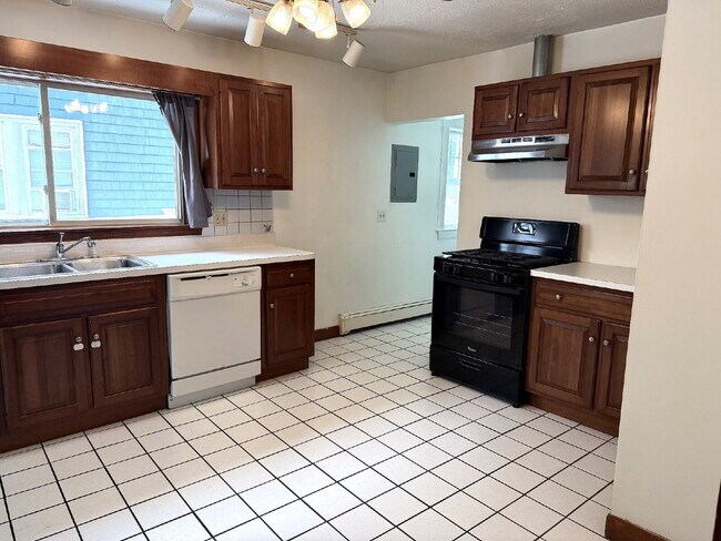 Building Photo - Spacious 3-Bedroom Haven in prime Milton neighborhood!