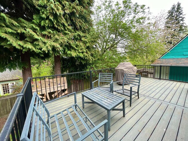 Building Photo - Elegant Three Bedroom Ravenna Home