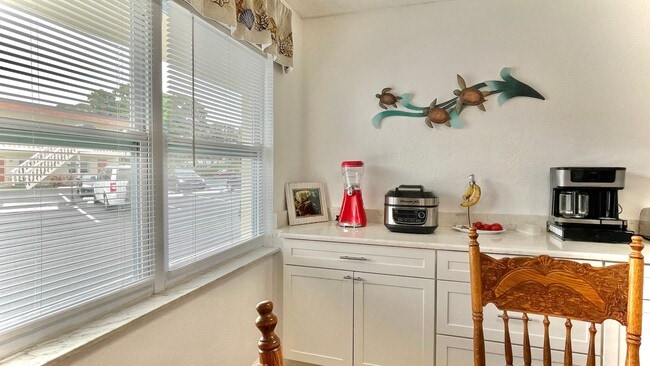 Building Photo - Available MAY - DEC 2026 Fully Furnished Turn Key 2 BR 2 BA inc Utilities Heart of Downtown Vero!...