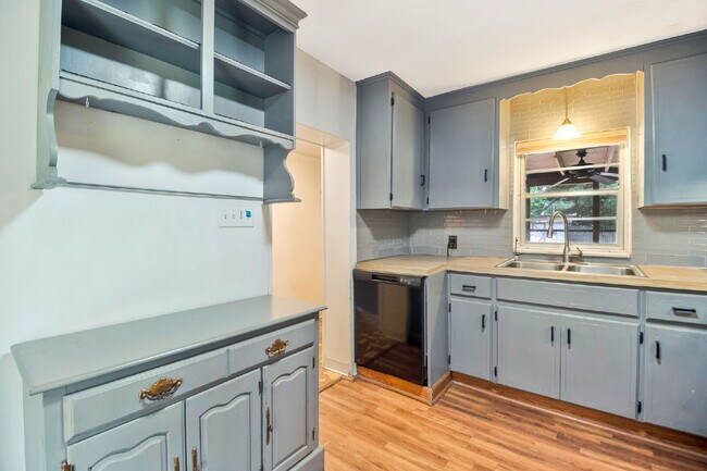 Building Photo - Charming 4 Bedroom Pensacola Rental in a Convenient Location!