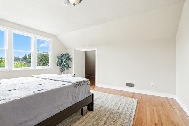 Building Photo - 423 NE 55th Ave