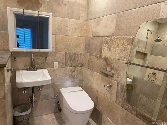 Building Photo - 389 Clubhouse Ct