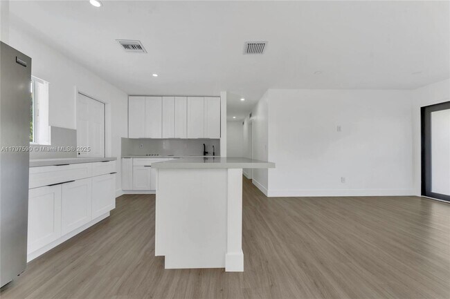 Building Photo - 2851 SW 66th Terrace