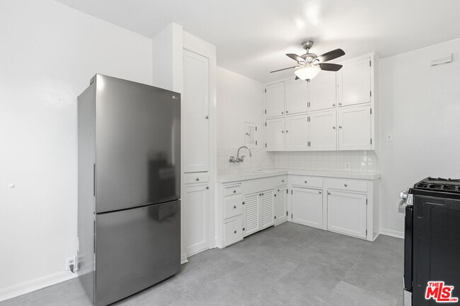 Building Photo - 7261 Waring Ave