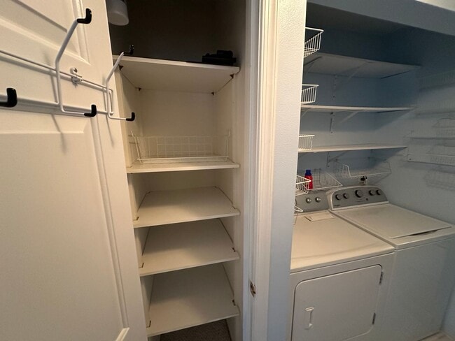 Building Photo - End Unit Townhouse for Rent