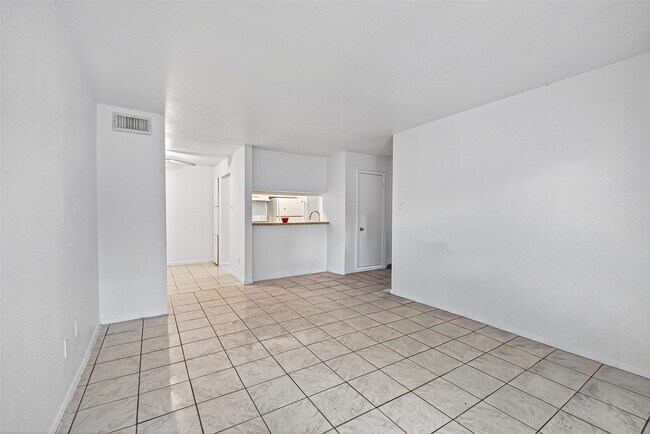 Building Photo - 7200 Clarewood Dr
