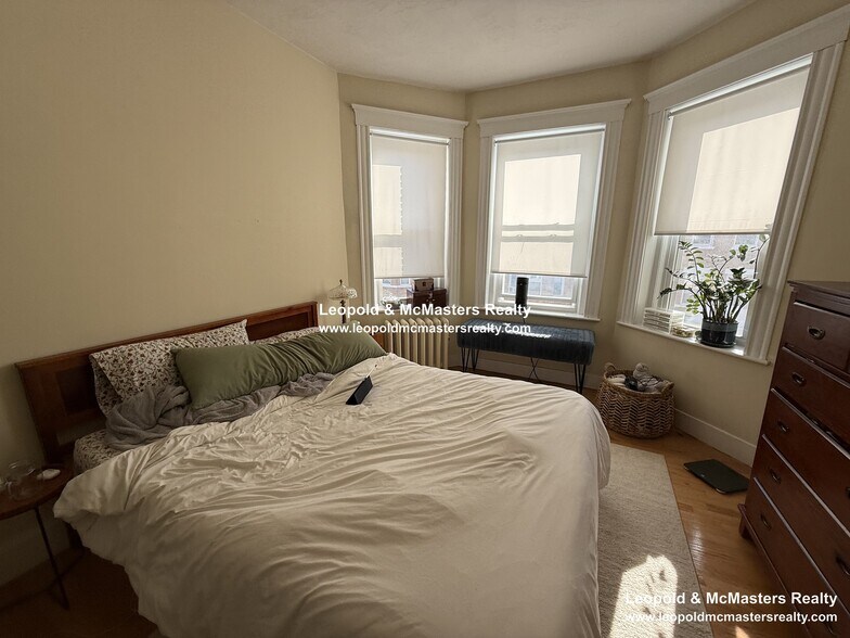 Building Photo - 164 Kelton St