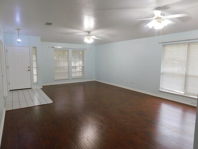 Building Photo - 1301 Leah Ln