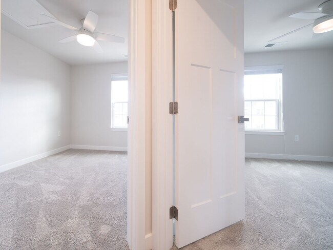 Building Photo - Creekside Commons Townhome- Available Augu...
