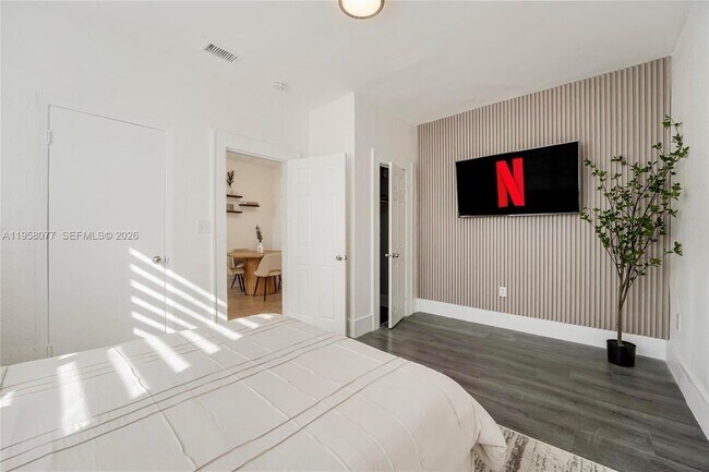 Building Photo - 301 SW 10th Ave